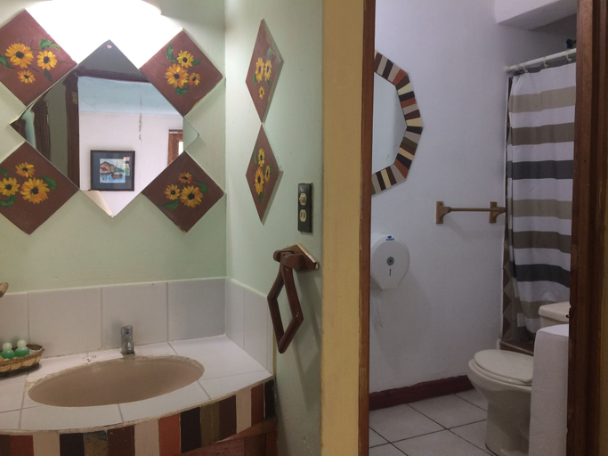 Bathroom 4, Eco Suites Uxlabil Guatemala City, ZONA 15
