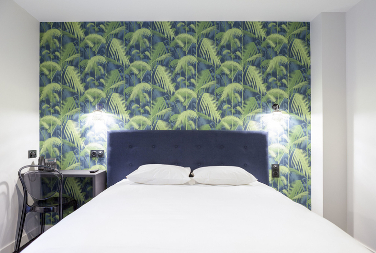 Bedroom 1, Hôtel du Maine, Mayenne