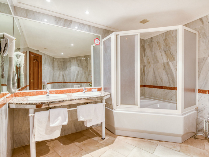 Bathroom 5, Emperatriz III, Salamanca