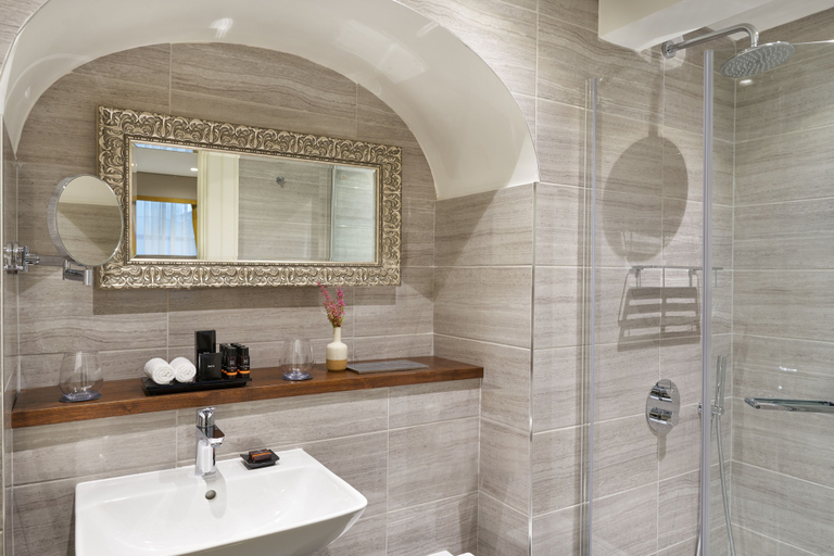 Bathroom 4, Trinity Townhouse Hotel, Dublin