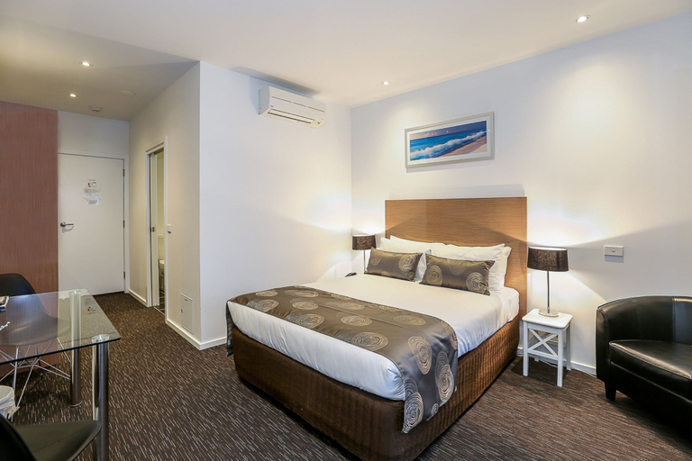 Bedroom 3, Belmercer Motel, Geelong