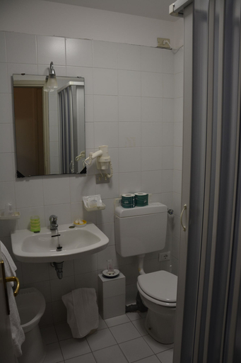 Bathroom 4, Hotel Alfieri, Savona