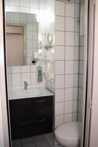 Bathroom 5, Cit'Hotel Primo Colmar Centre, Haut-Rhin