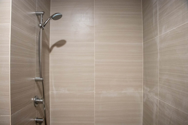 Bathroom 5, Well Appointed and Homey Studio at West Vista Apartment By Travelio, Jakarta Barat