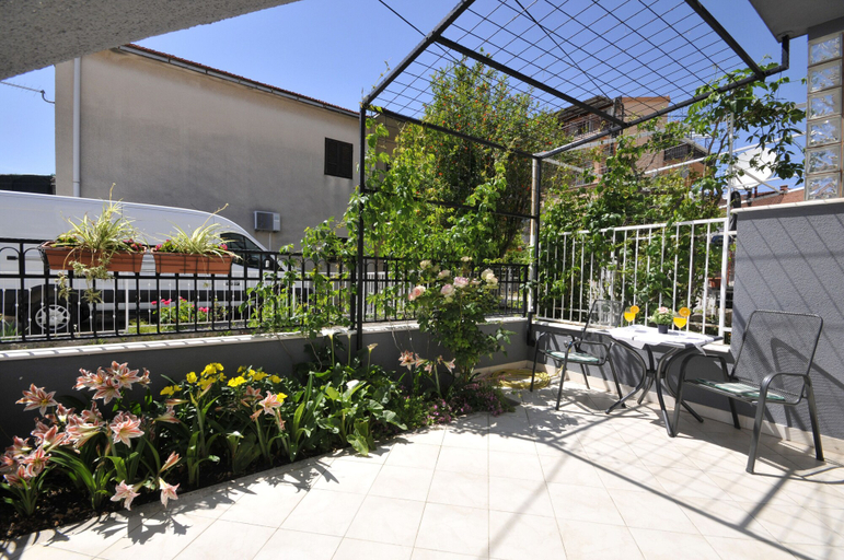 Others 5, Apartments Roza, Trogir