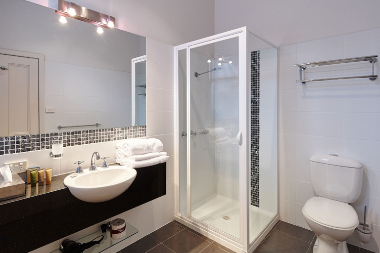 Bathroom 5, Auldington Hotel, Launceston - Pt B