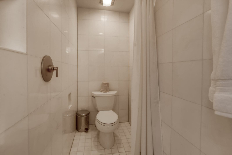 Bathroom 4, Tyrolean 6, Eagle