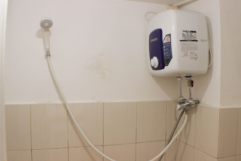 Bathroom 4, Cozy Stay Studio Urbantown Karawang Apartment, Karawang