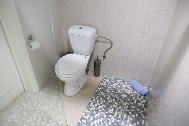 Bathroom 4, Antonis G. Hotel Apartments, Larnaca