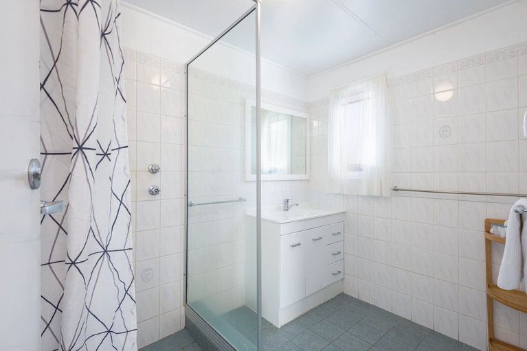 Bathroom 3, Albany Holiday Units, Albany