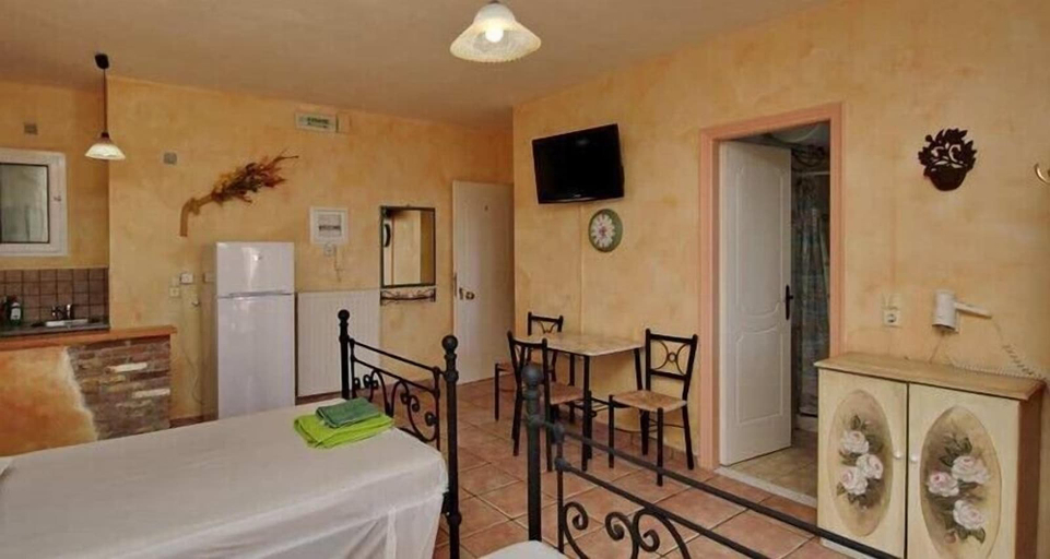 Bedroom 3, Aphrodites Studios, Central Greece