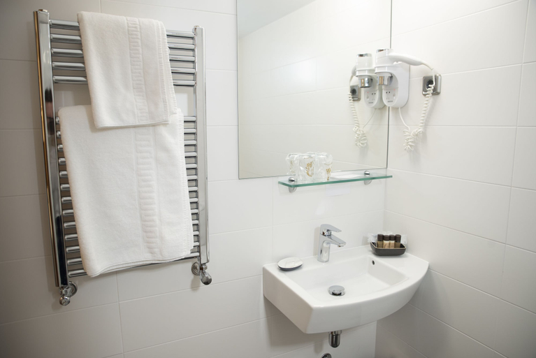 Bathroom 5, Hotel Santa Isabel, Toledo