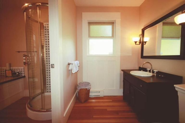 Bathroom 4, Spinnakers Brewpub & Guesthouses, Capital