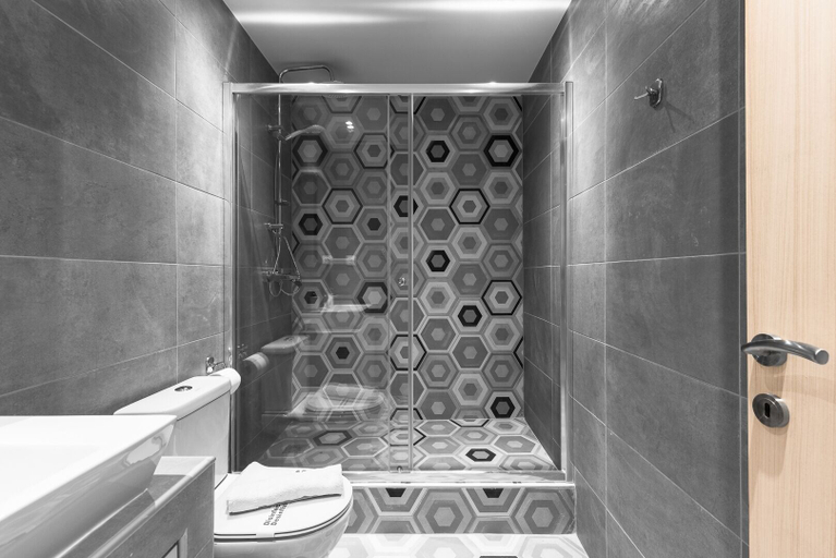 Bathroom 3, New Yorker Nilie Hospitality MGMT, Central Macedonia