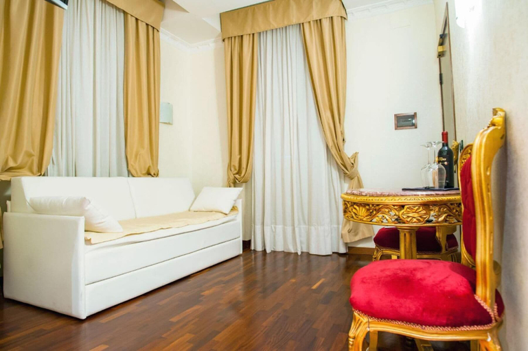 Others 5, Royal House, Roma