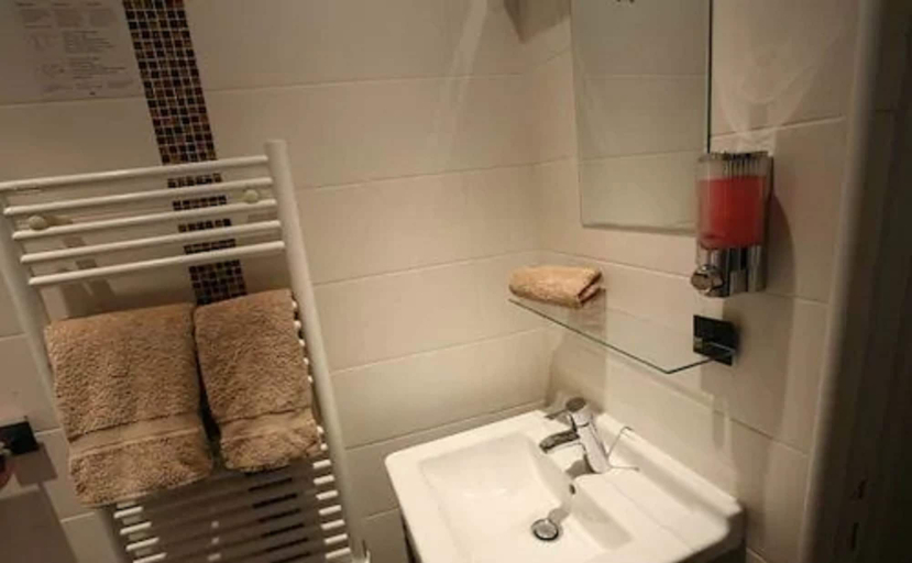 Bathroom 5, Le Figuier, Val-de-Marne
