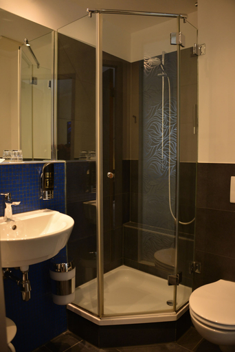 Bathroom 5, Hotel Belle Blue, München