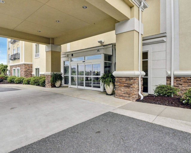 Comfort Suites near Hot Springs Park, Garland