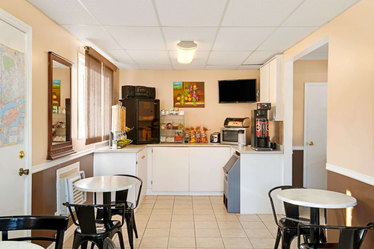 Food & Drinks 5, Knights Inn Midland, ON, Simcoe