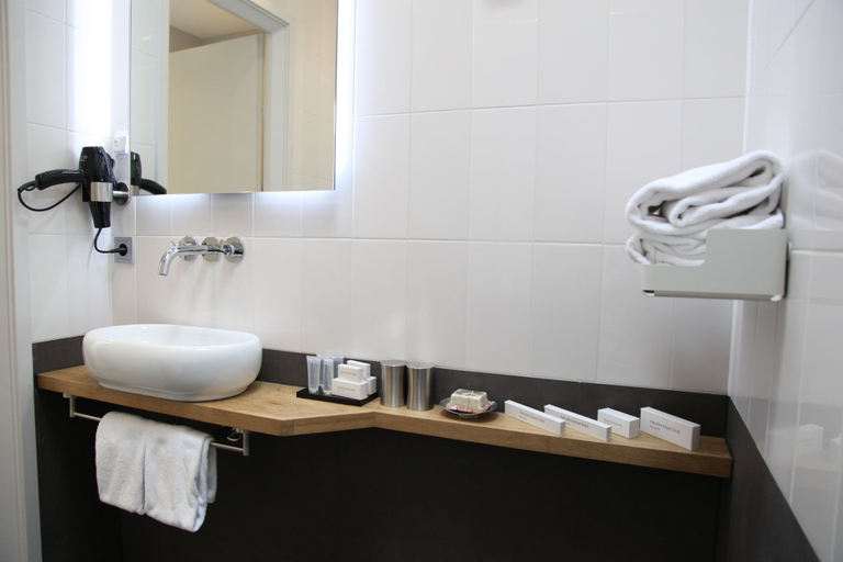 Bathroom 3, Alp de Veenen Hotel, Amstelveen