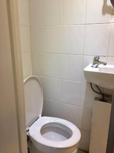 Bathroom 4, Grapevine Hotel, London