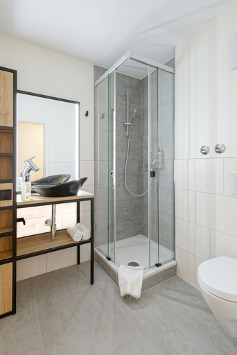 Bathroom 5, Hotel Schwarzwälder Hof, Freiburg im Breisgau
