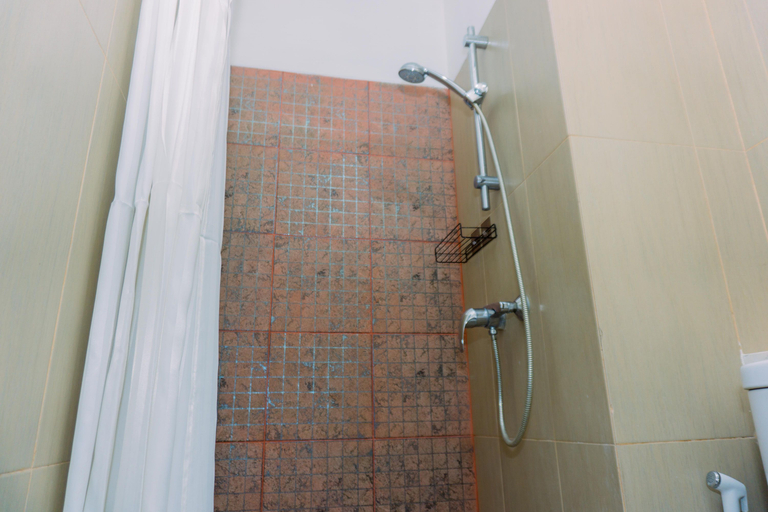 Bathroom 5, Classic Elegance Combined 2BR at GP Plaza Apartment By Travelio, Central Jakarta