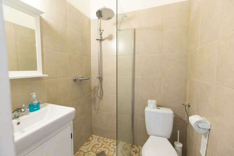 Bathroom 2, Magical Ernesto III., Budapesti