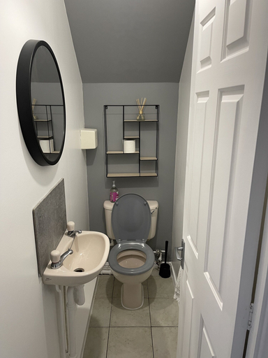 Bathroom 2, 5 Lockside Free Secure Parking, York
