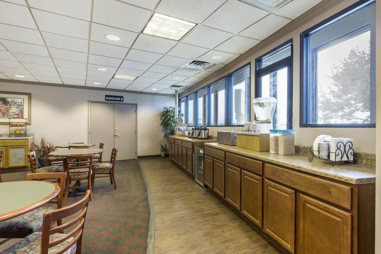 Food & Drinks 5, Lamplighter Inn & Suites - South, Greene
