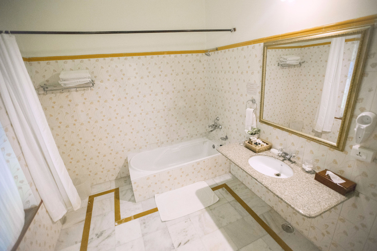 Bathroom 5, Alsisar Haveli - A Heritage Hotel, Jaipur