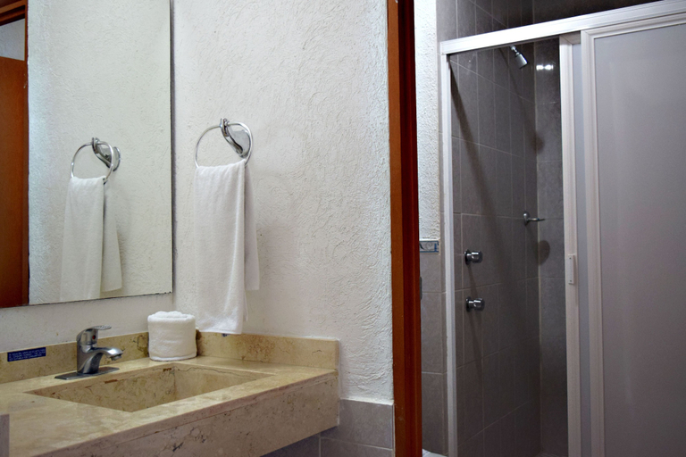 Bathroom 4, Best Western Global Express, Veracruz