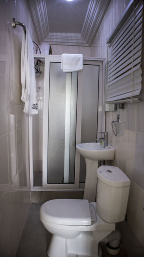 Bathroom 3, Villa Angellia Boutique Hotel, Accra