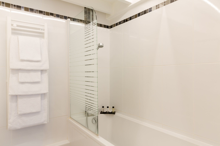 Bathroom 4, Hotel Le Cardinal Rueil Centre, Hauts-de-Seine