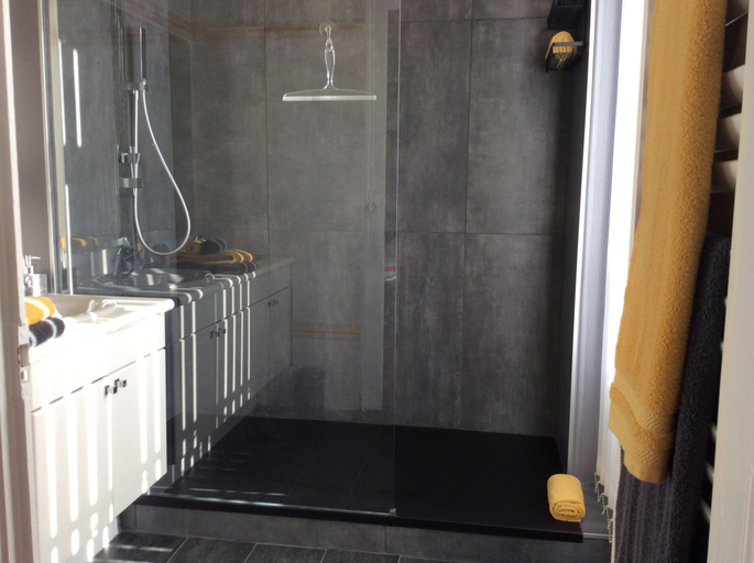 Bathroom 5, Les Lamartine, Sarthe