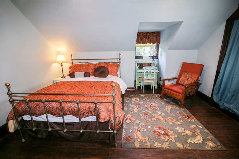 Bedroom 3, Iron Horse Inn, Hood