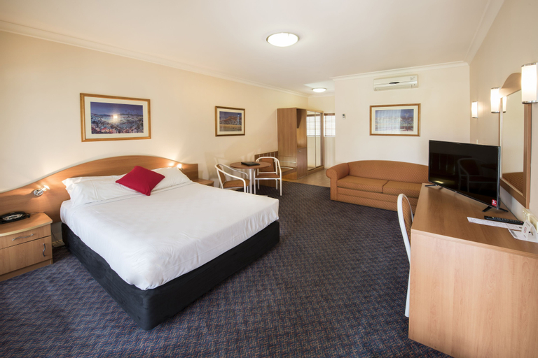 Bedroom 3, Quality Inn Penrith, Penrith - West