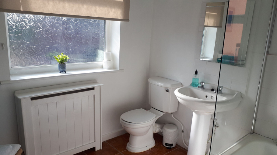 Bathroom, Semi Rural House - Stay 7 - Pet - Parking - Garden, Cheshire West and Chester