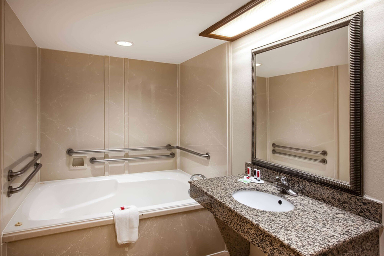 Bathroom 4, Days Inn & Suites by Wyndham Tyler, Smith