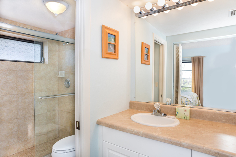 Bathroom 4, Coquina 2A, Lee