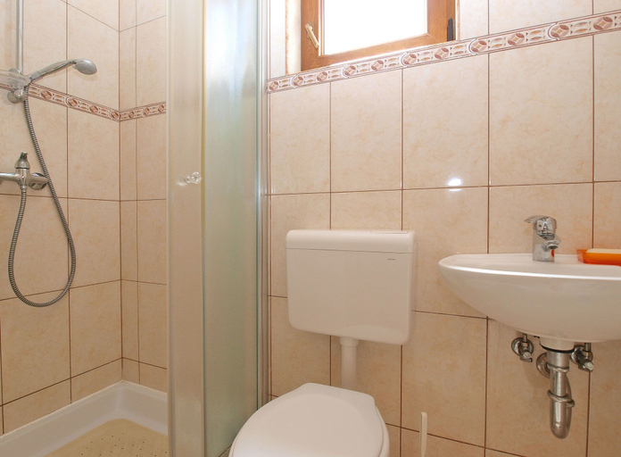 Bathroom 3, Apartment 1462, Pula