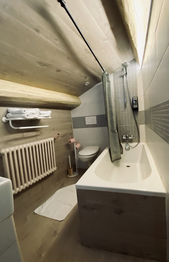 Bathroom 4, Le Strasbourg Hotel, Hérault
