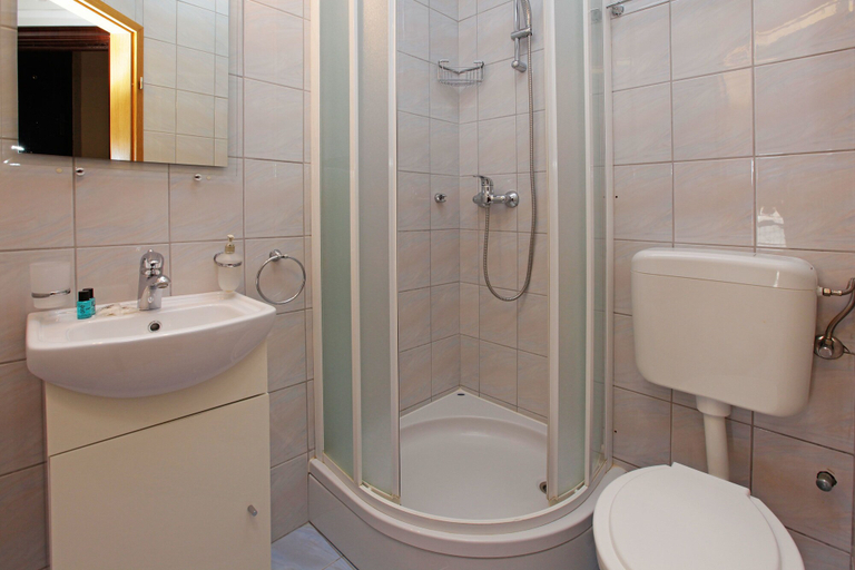 Bathroom 3, Perla Apartments, Bol