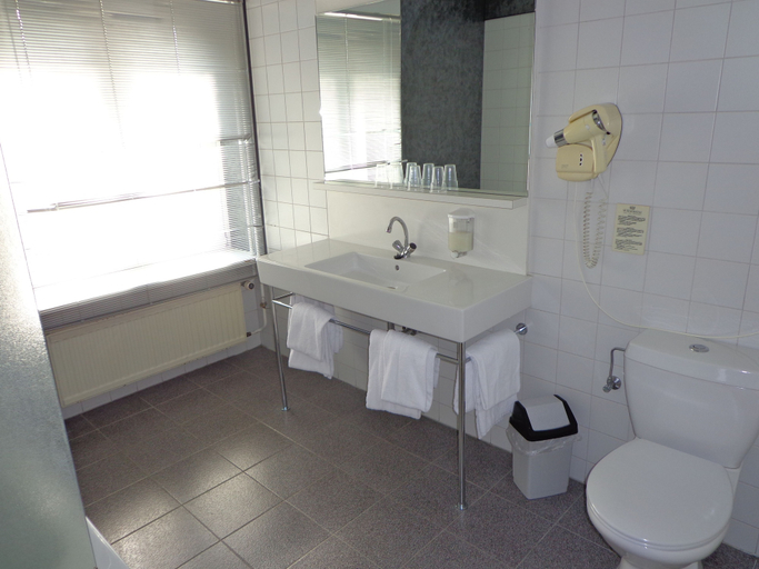 Bathroom 4, Hotel Wilhelmina, Venlo