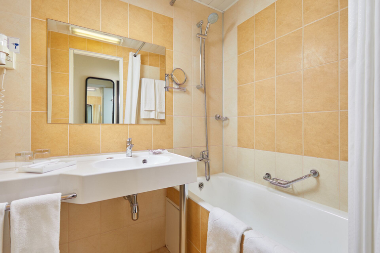 Bathroom 5, Hotel Izmailovo Gamma, Eastern