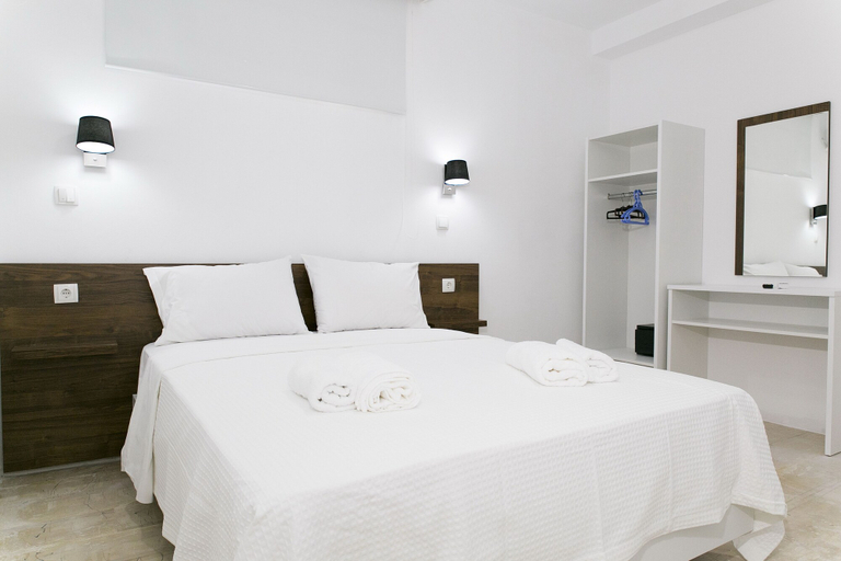 Bedroom 2, Kissamia - Self Check In Only - Next to Night Clubs, Crete