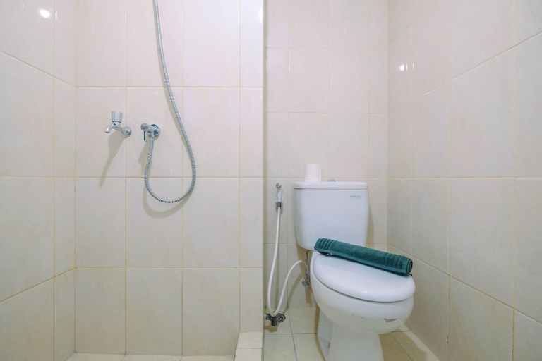 Bathroom 3, Functional and Minimalist Studio Apartment at Springlake Summarecon, Bekasi