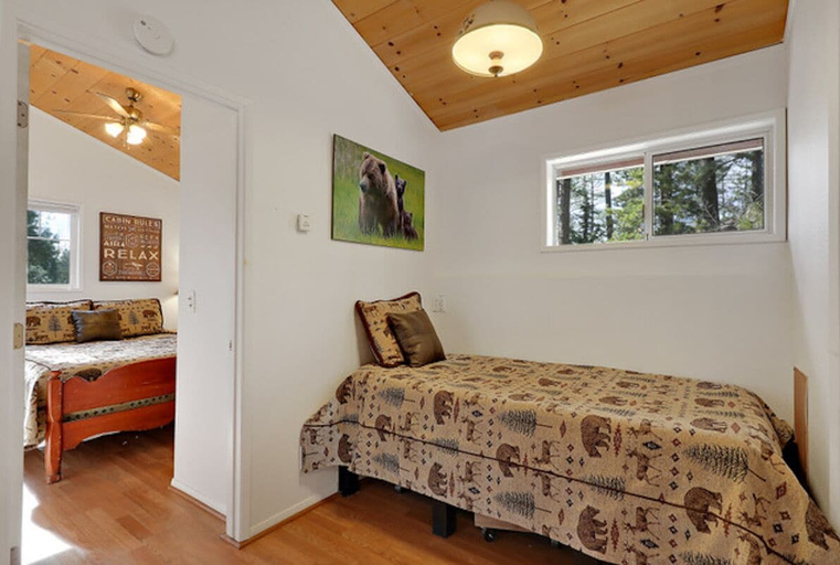 Bedroom 2, Silver Pines Lodge, Riverside