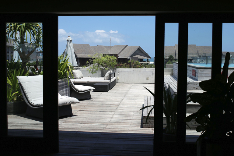 Exterior & Views 11