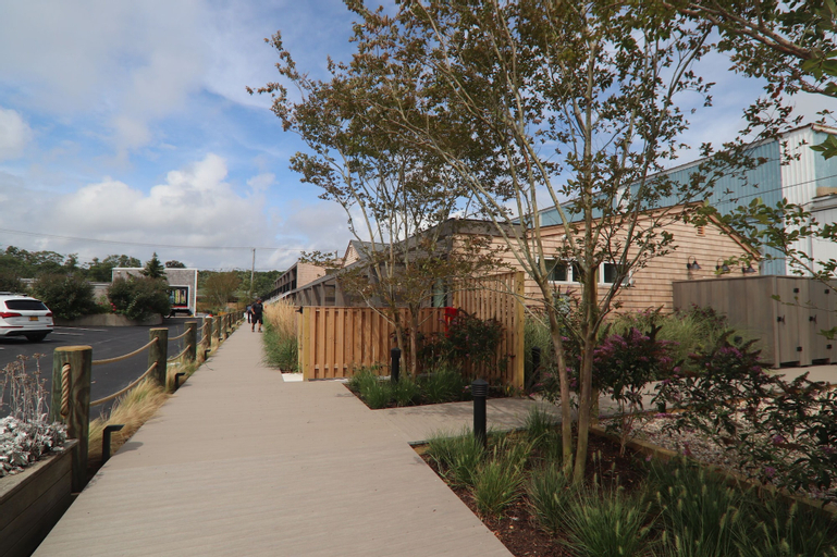 Exterior & Views 8